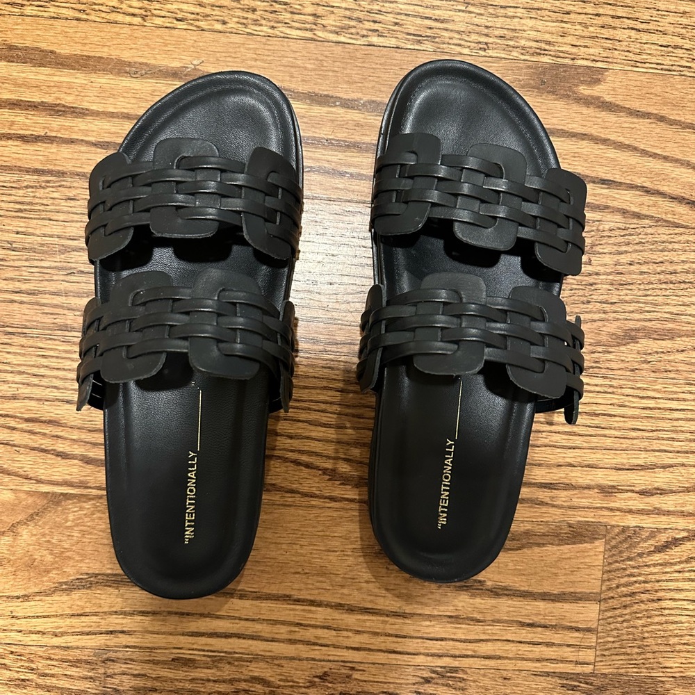 Like new size 40 black Intentionally blank sandals